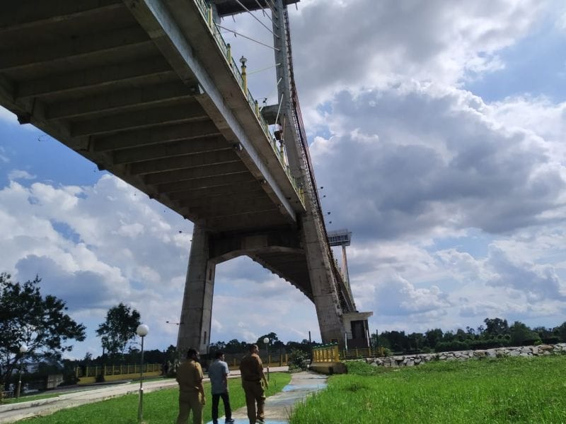 Enam Pemuda Ini Nekat Panjat Jembatan Siak Demi Angel Foto