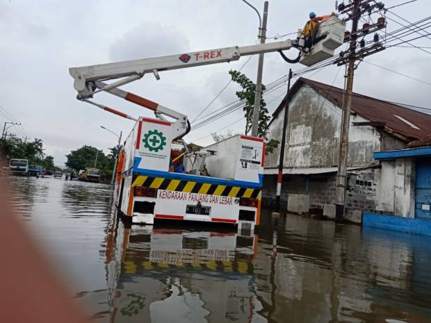 Kisah Pasukan Khusus Penjaga Terang di Tengah Banjir