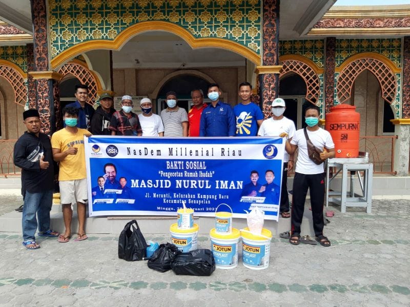 NasDem Milenial Riau Lakukan Pengecatan Mesjid Nurul Iman