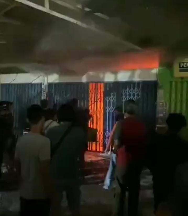 Ruko Dua Lantai di Jalan Paus Pekanbaru Ludes Terbakar