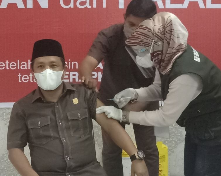 Dosis Tahap Dua Disuntikkan, Ketua DPRD Siak: Tangan Saya Agak Sedikit Pegal