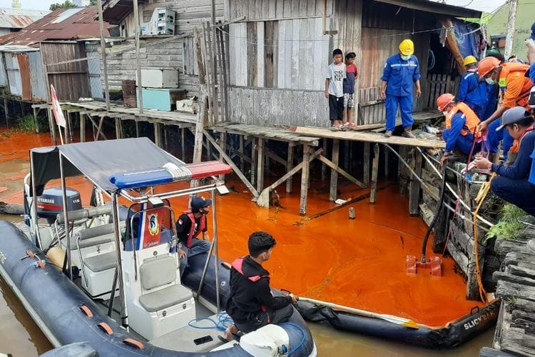 Akibat Tumpahan Minyak Sawit, 7 Kilometer Sungai Mahakam Berwarna Oranye