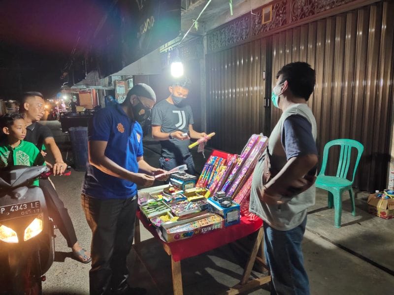 Polsek Dabo Singkep Mendata Penjualan Mercon