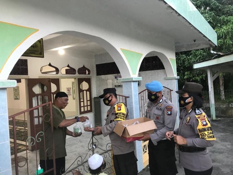 Polsek Dabo Singkep Bagikan Takjil ke Sejumlah Masjid