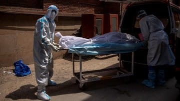 Penggali Kubur Kerja 24 jam Makamkan Jenazah Corona