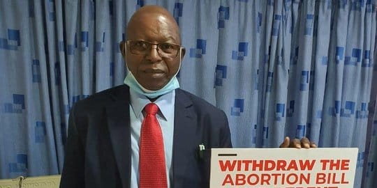 Dokter Anti-Vaksin dari Kenya Meninggal Karena Covid-19