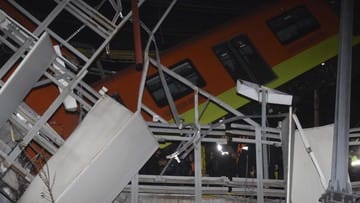 Rel Kereta Layang Ambruk, 20 Orang Tewas