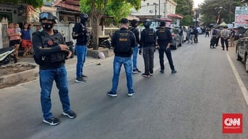 Densus 88 Geledah Bekas Markas FPI di Makassar