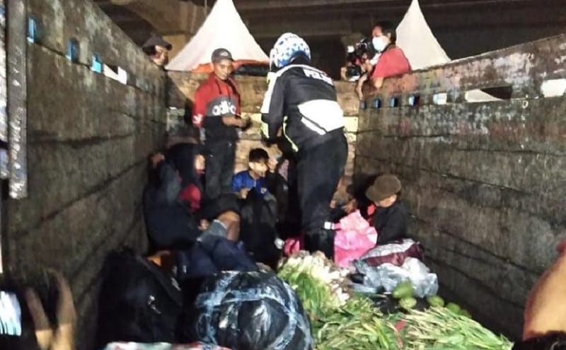 Tak Ada Bus, Pemudik Nekat Tertangkap Numpang Truk Sayur