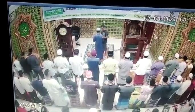 Imam Masjid di Pekanbaru Ditampar saat Salat Subuh