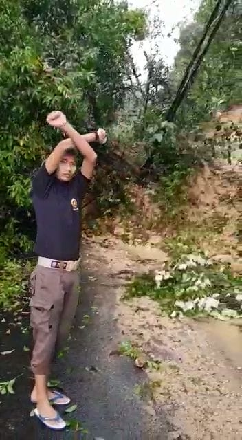 Longsor di Perbatasan Riau-Sumbar, Jalan Putus