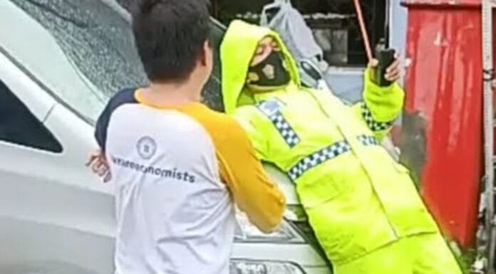 Ditegur Parkir Sembarangan, Anggota DPRD Malah Tabrak Polantas