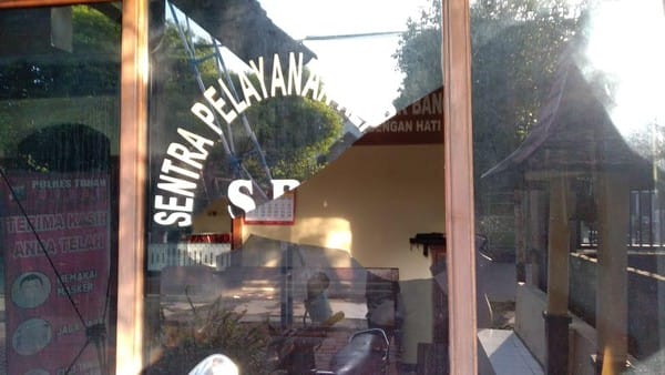 Pria Ngamuk Lempari Polsek dengan Batu, Kaca SPKT Pecah