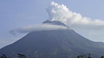 Gunung Merapi Muntahkan Lava Pijar Sejauh 1.400 Meter