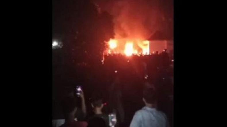 Diduga Kesal Marak Begal, Massa Bakar Mapolsek