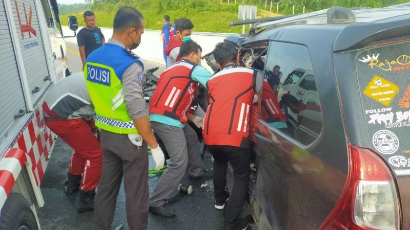 Sopir Xenia Tabrak Truck Sawit dari Belakang di Tol Permai, 2 Tewas