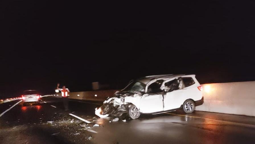 Mobil Wuling Tabrak Ekor Fuso dari Belakang di Tol Permai