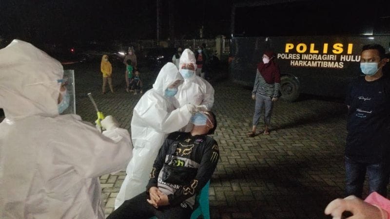 Warga Inhu Bergantian Masuk Narasinga untuk di Swab PCR