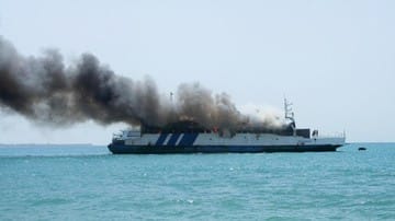 Kapal Angkatan Laut Iran Terbakar di Tengah Teluk Persia