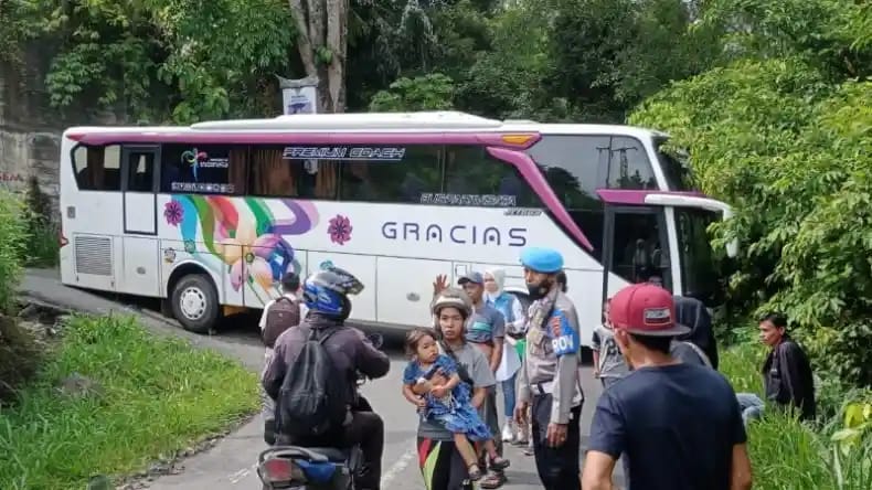 Ikuti Google Maps, Bus dari Bandung Nyangkut di Kelok 44
