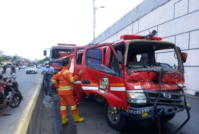 Kronologis Tabrakan Mobil Damkar Pekanbaru, Tabrak Truck hingga 2 Petugas Terluka