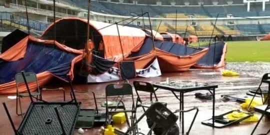 Hujan Angin, Tenda Vaksinasi Covid-19 Massal Roboh