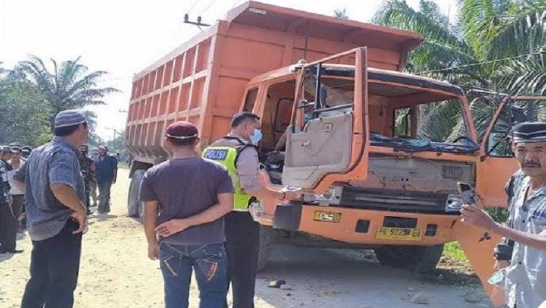 Sang Ibu Pingsan Anaknya Dilindas, Truk Diamuk Massa