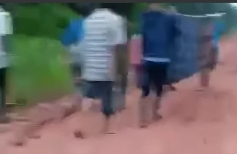 Sedih, Jenazah di Dumai Ditandu Pakai Sarung Gegara Jalan Rusak