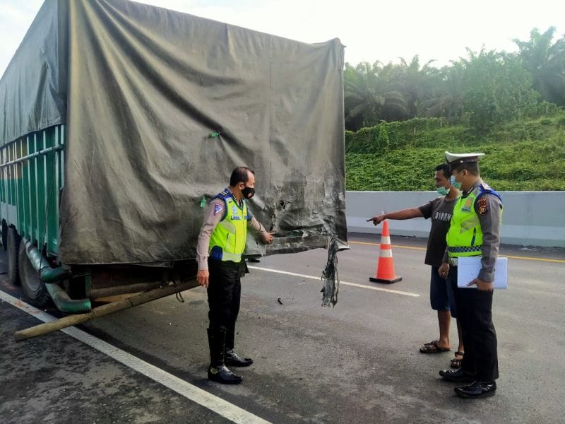 Toyota Innova Remuk Tabrak Truck di Tol Permai