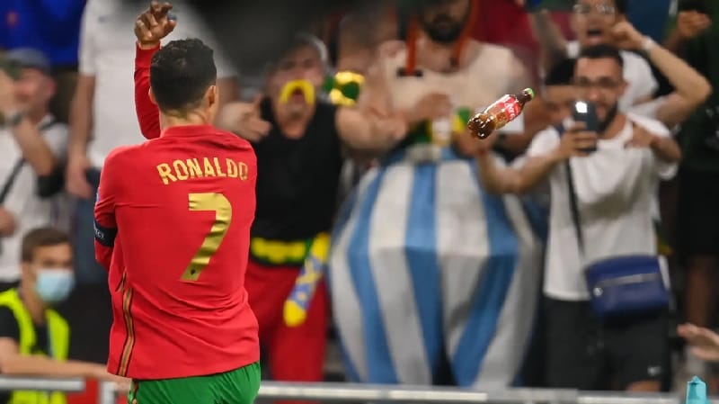 Selebrasi Gol, Cristiano Ronaldo Dilempar Botol Coca-Cola
