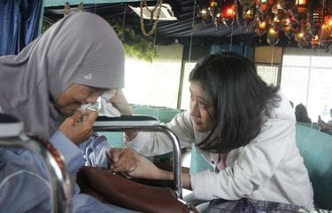 Pertemuan Ibu Nike Ardilla dengan Amel yang Mengharukan