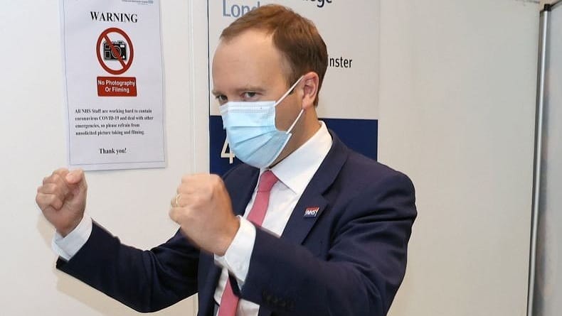 Ketahuan Peluk Cium Staf, Menteri Kesehatan ini Mengundurkan Diri