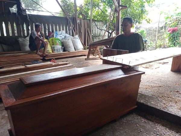 Perajin Peti Mati Kewalahan Layani Pesanan, Covid-19 Meningkat