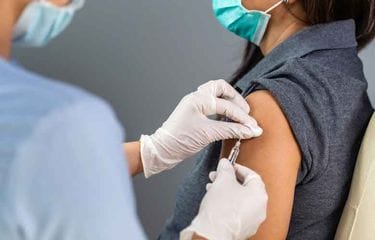 WHO Peringatkan Tetap Pakai Masker Setelah Divaksin