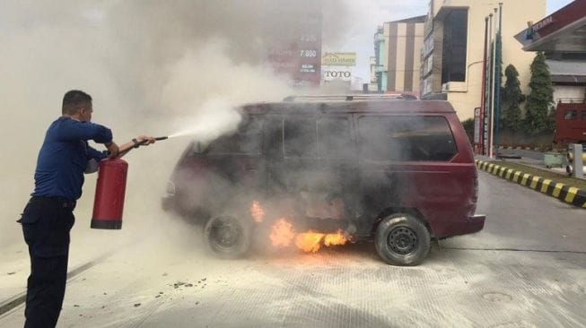 Usai Isi BBM, Mobil Carry Terbakar di SPBU Antasari