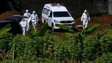 Waduh, Peti Jenazah Covid-19 Terlempar dari Ambulans