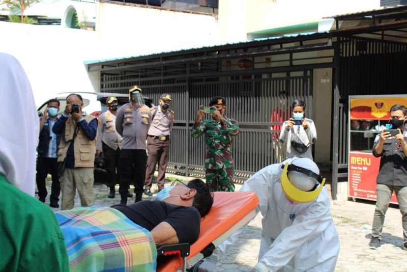 Kapolresta Pekanbaru Jemput Pasien Positif Covid-19 yang Isoman di Rumah