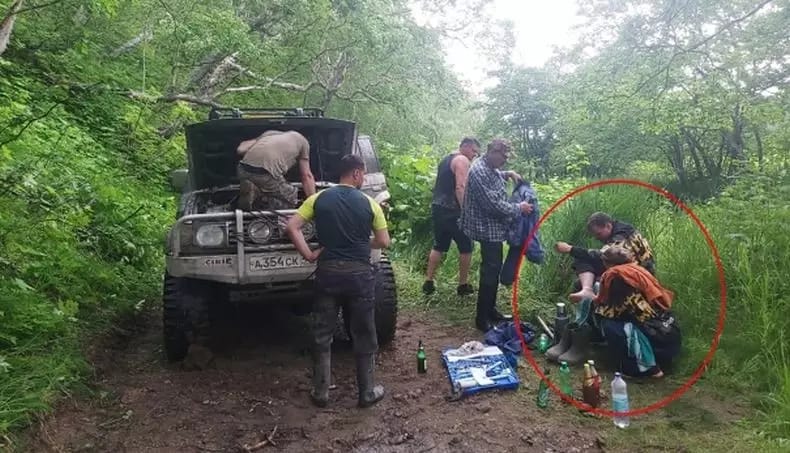 Diuber Beruang, Pasutri Ini 10 Hari Nangkring di Pohon