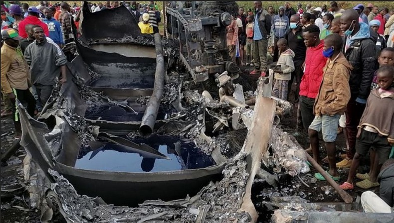 Ciduk BBM dari Truk Tangki Terguling, 13 Orang Tewas