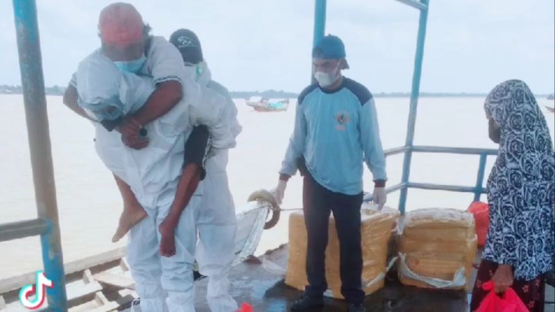 Viral Video Polisi di Inhil Gendong Pasien Suspek Covid