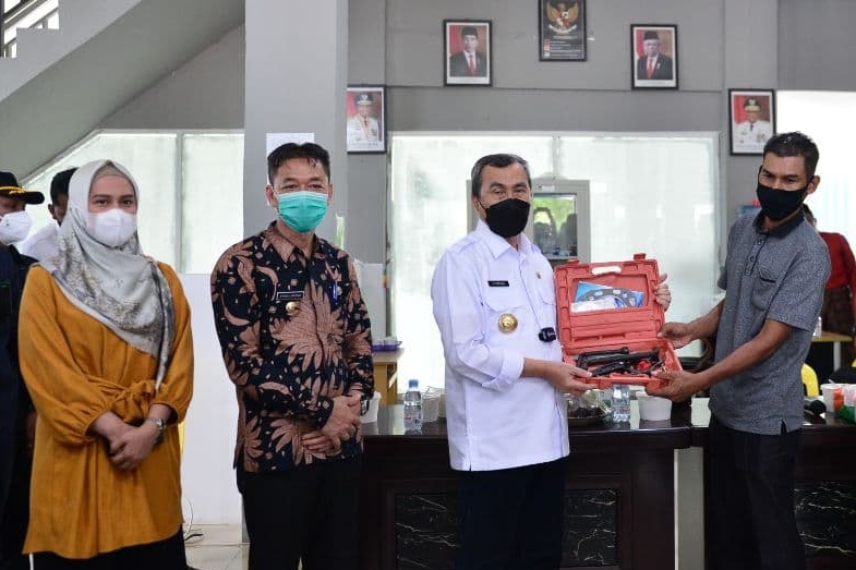 Nelayan Rohil dapat Bantuan 10 Mesin Kapal dari Gubernur Riau
