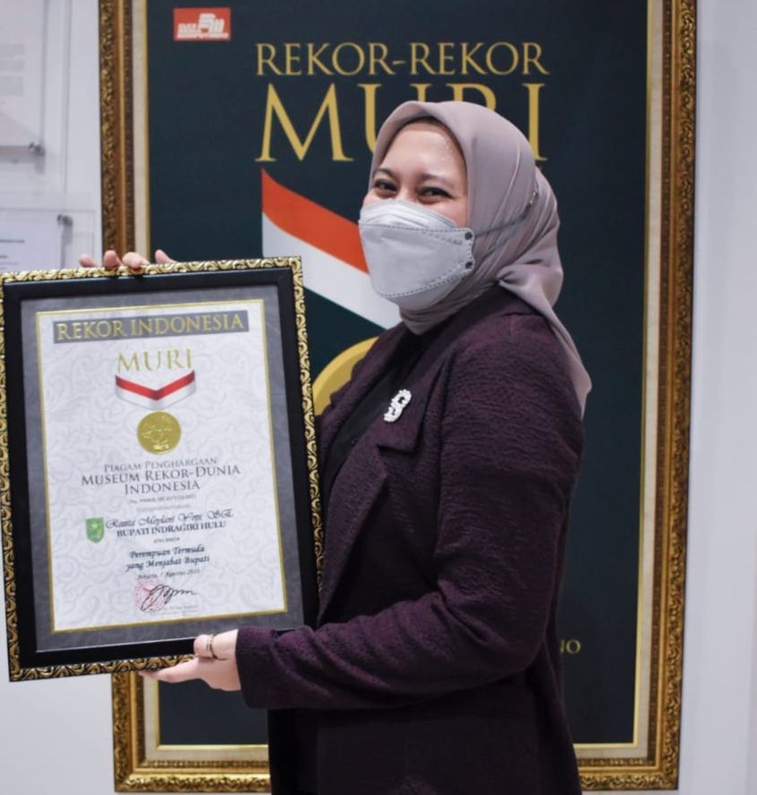 Dulu Suaminya, Kini Rezita Juga Dapat MURI Bupati Termuda