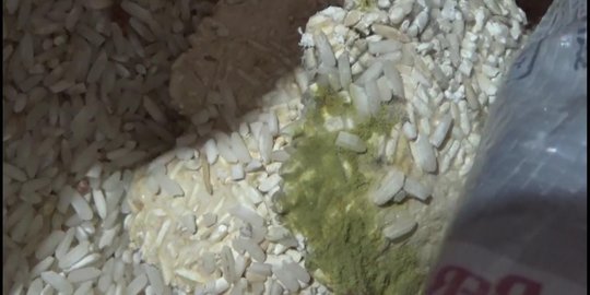 Sejumlah Warga Kembalikan Beras Bansos Berbau dan Menggumpal