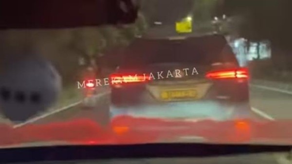 Viral Fortuner Pelat Dinas Polri Lawan Arus dan Tabrak Mobil Orang
