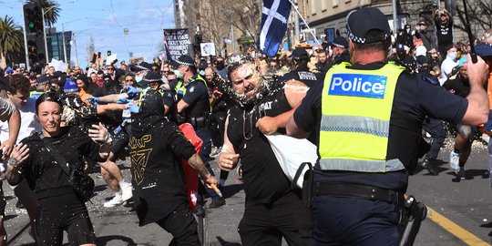 Gegara Tolak Lockdown, Polisi dan Demonstran Bentrok di Jalanan