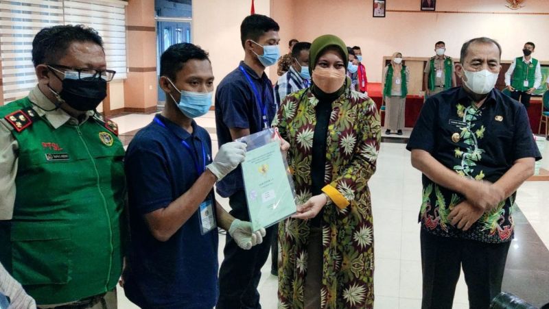 Pemkab Inhu Serahkan 500 Persil Sertifikat Tanah