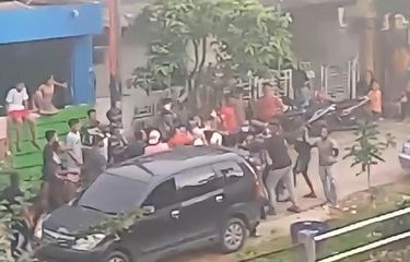 Petugas Bea Cukai Dihajar Massa saat Bongkar Rokok Ilegal