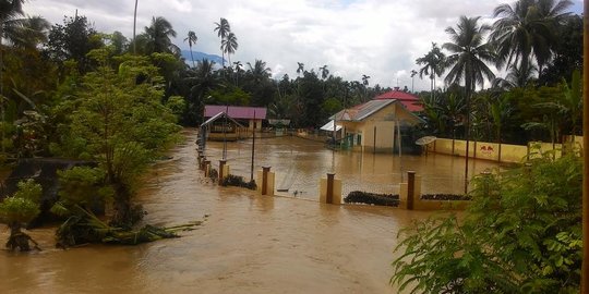 BMKG Ingatkan Waspadai Potensi Banjir & Gelombang Laut Bisa Capai 4 Meter