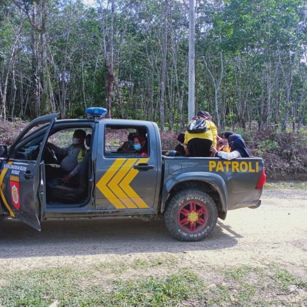 Cerita Polisi Jemput Nakes untuk Vaksinasi Suku Talang Mamak