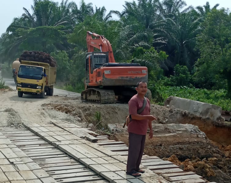 Perusahaan Turun Tangan Betuli Jalan dan Jembatan